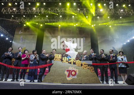 (150812) -- HONG KONG, 12 agosto 2015 -- Tung Chee-hwa (5a R), vicepresidente del Comitato nazionale della Conferenza consultiva politica del popolo cinese, e Zhang Xiaoming (4a R), capo dell'Ufficio di collegamento del governo centrale del popolo di Hong Kong, partecipa a un gala per celebrare il 70° anniversario della vittoria della guerra popolare cinese contro l'aggressione giapponese e la guerra mondiale antifascista, a Hong Kong, nel sud della Cina, 12 agosto 2015. )(mcg) CHINA-HONG KONG-ANTI-JAPANESE WAR-70TH ANNIVERSARY-GALA (CN) LuixSiuxWai PUBLICATIONxNOTxINxCHN 150812 Hong Kong Aug 12 2015 Tung Chee Foto Stock