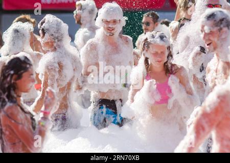 (150813) -- BUDAPEST, 13 agosto 2015 -- i partecipanti al festival si godranno un bagno di schiuma nella calura estiva durante il festival Sziget (ungherese per isola) sull'isola di Obuda a Budapest, in Ungheria, il 12 agosto 2015. Il 23° Sziget Festival, che si tiene dal 10 al 17 agosto, è stato uno dei più grandi festival musicali in Europa. ) UNGHERIA-BUDAPEST-SZIGET FESTIVAL AttilaxVolgyi PUBLICATIONxNOTxINxCHN 150813 Budapest 13 agosto 2015 i frequentatori del Festival si godono un bagno di schiuma nel calore estivo durante il Sziget Hungarian for Iceland Festival SULL'Obuda Islanda a Budapest Ungheria IL 12 agosto 2015 il 23° Sziget Festival Hero Foto Stock