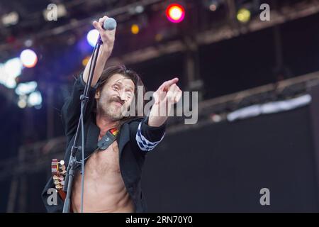 (150813) -- BUDAPEST, 13 agosto 2015 -- Eugene Hutz, frontman della band gipsy-punk statunitense Gogol Bordello si esibisce durante lo Sziget (Hungarian for Island) Festival sull'isola di Obuda a Budapest, in Ungheria, il 12 agosto 2015. Il 23° Sziget Festival, che si tiene dal 10 al 17 agosto, è stato uno dei più grandi festival musicali in Europa. ) UNGHERIA-BUDAPEST-SZIGET FESTIVAL AttilaxVolgyi PUBLICATIONxNOTxINxCHN 150813 Budapest 13 agosto 2015 Eugene Hutz frontman dello U.S. Gypsy Punk Tie Gogol Bordello si esibisce durante il Sziget Hungarian for Iceland Festival SULL'Obuda Iceland a Budapest Ungheria IL 12 agosto Foto Stock