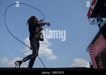 (150813) -- BUDAPEST, 13 agosto 2015 -- Eugene Hutz, frontman della band gipsy-punk statunitense Gogol Bordello si esibisce durante lo Sziget (Hungarian for Island) Festival sull'isola di Obuda a Budapest, in Ungheria, il 12 agosto 2015. Il 23° Sziget Festival, che si tiene dal 10 al 17 agosto, è stato uno dei più grandi festival musicali in Europa. ) UNGHERIA-BUDAPEST-SZIGET FESTIVAL AttilaxVolgyi PUBLICATIONxNOTxINxCHN 150813 Budapest 13 agosto 2015 Eugene Hutz frontman dello U.S. Gypsy Punk Tie Gogol Bordello si esibisce durante il Sziget Hungarian for Iceland Festival SULL'Obuda Iceland a Budapest Ungheria IL 12 agosto Foto Stock