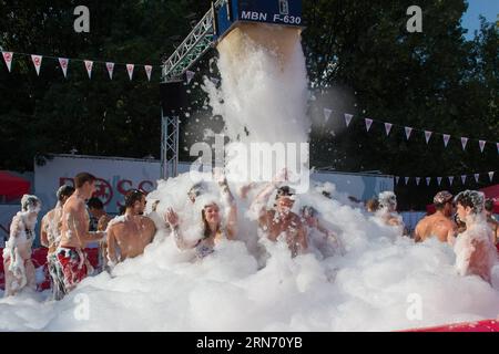 (150813) -- BUDAPEST, 13 agosto 2015 -- i partecipanti al festival si godranno un bagno di schiuma nella calura estiva durante il festival Sziget (ungherese per isola) sull'isola di Obuda a Budapest, in Ungheria, il 12 agosto 2015. Il 23° Sziget Festival, che si tiene dal 10 al 17 agosto, è stato uno dei più grandi festival musicali in Europa. ) UNGHERIA-BUDAPEST-SZIGET FESTIVAL AttilaxVolgyi PUBLICATIONxNOTxINxCHN 150813 Budapest 13 agosto 2015 i frequentatori del Festival si godono un bagno di schiuma nel calore estivo durante il Sziget Hungarian for Iceland Festival SULL'Obuda Islanda a Budapest Ungheria IL 12 agosto 2015 il 23° Sziget Festival Hero Foto Stock