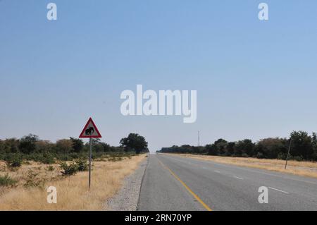 (150813) -- GABORONE, 13 agosto 2015 -- la foto scattata il 7 agosto lungo l'autostrada vicina a Kasane, Botswana settentrionale, mostra un cartello stradale che avverte i passanti degli elefanti che escono. La maggior parte dei parchi nazionali del Botswana, delle riserve e delle aree di gestione della fauna selvatica sono senza recinzione, consentendo agli animali di vagare in libertà e in libertà. Viaggiare per il paese potrebbe incontrare animali selvatici sulla strada. ) BOTSWANA-WILDLIFE-ROAD LyuxTianran PUBLICATIONxNOTxINxCHN 150813 Gaborone 13 agosto 2015 la foto scattata IL 7 agosto lungo l'autostrada vicina a Kasane Botswana settentrionale mostra un cartello stradale che avverte i passanti dell'arrivo degli elefanti Foto Stock