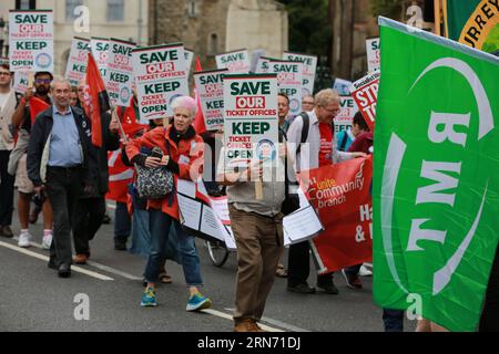 Londra, Regno Unito. 31 agosto 2023. RMT "Salva le nostre biglietterie" marzo. I membri della RMT, gli operai delle ferrovie, i sostenitori e i gruppi di campagna marciano su Downing Street per salvare le biglietterie. Marcia dal Dipartimento dei trasporti attraverso Parliament Square fino a Downing Street. I piani attuali vedranno la chiusura di 1000 biglietterie e la riduzione di 2300 posti di lavoro dalle stazioni di tutto il paese. Credito: Waldemar Sikora / Alamy Live News Foto Stock