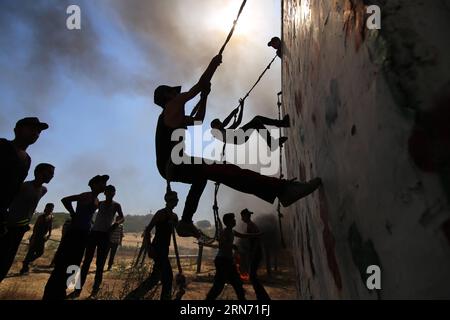 (150813) -- GAZA, 13 agosto 2015 -- i giovani palestinesi partecipano a un'esercitazione militare in un campo estivo organizzato dal movimento della Jihad islamica, nella città meridionale di Khan Younis nella Striscia di Gaza, il 13 agosto 2015. Secondo l'organizzatore, la Jihad islamica organizza decine di campi estivi militari per giovani palestinesi nella Striscia di Gaza. Khaled Omar) (zjy) MIDEAST-GAZA-CAMPO MILITARE EmadxDrimly PUBLICATIONxNOTxINxCHN 150813 Gaza 13 agosto 2015 giovani PALESTINESI prendono parte a un'ESERCITAZIONE militare IN un campo estivo organizzato dal movimento jihad islamico nella Striscia meridionale di Gaza città di Khan Younis AD Augus Foto Stock