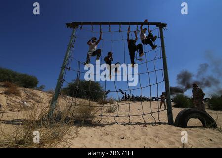 (150813) -- GAZA, 13 agosto 2015 -- i giovani palestinesi partecipano a un'esercitazione militare in un campo estivo organizzato dal movimento della Jihad islamica, nella città meridionale di Khan Younis nella Striscia di Gaza, il 13 agosto 2015. Secondo l'organizzatore, la Jihad islamica organizza decine di campi estivi militari per giovani palestinesi nella Striscia di Gaza. Khaled Omar) (zjy) MIDEAST-GAZA-CAMPO MILITARE EmadxDrimly PUBLICATIONxNOTxINxCHN 150813 Gaza 13 agosto 2015 giovani PALESTINESI prendono parte a un'ESERCITAZIONE militare IN un campo estivo organizzato dal movimento jihad islamico nella Striscia meridionale di Gaza città di Khan Younis AD Augus Foto Stock