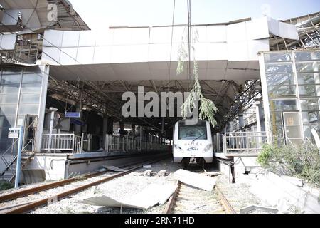 (150813) -- TIANJIN, 13 agosto 2015 -- la foto scattata il 13 agosto 2015 mostra una stazione della metropolitana leggera vicino al sito di esplosione nella nuova area di Binhai di Tianjin, nel nord della Cina. Il bilancio delle vittime è salito a 44, tra cui 12 vigili del fuoco, a causa di enormi esplosioni di magazzino nel porto cinese settentrionale di Tianjin, mentre i vigili del fuoco continuano a combattere fiamme ancora in fiamme nel sito dell'esplosione. Secondo il quartier generale del soccorso, sono state ricoverate in totale 521 persone, di cui 52 gravemente ferite. Più di 21 persone hanno perso i contatti. ) (lfj) CHINA-TIANJIN-EXPLOSION (CN) CaixYang PUBLICATIONxNOTxINxCHN 150813 Tianjin A Foto Stock