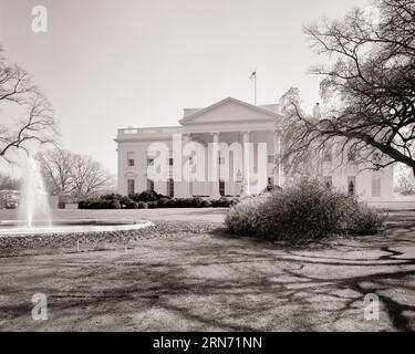 1970s NORTHERN FACADE OF THE WHITE HOUSE OFFICIAL RESIDENCE OF THE PRESIDENT OF THE UNITED STATES IN WASHINGTON DC USA - r24347 HAR001 HARS PRESIDENTIAL NEOCLASSICAL AUTHORITY POLITICS CAPITAL REAL ESTATE CONCEPTUAL STRUCTURES CITIES OFFICIAL RESIDENCE EDIFICE FACADE BLACK AND WHITE DISTRICT FEDERAL HAR001 OLD FASHIONED PALLADIAN WHITE HOUSE Stock Photo