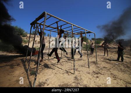 (150813) -- GAZA, 13 agosto 2015 -- i palestinesi partecipano a un'esercitazione militare in un campo estivo organizzato dal movimento islamico Jihad, nella Striscia di Gaza meridionale, nella città di Khan Younis, 13 agosto 2015. ) CAMPO ESTIVO MILITARE MIDEAST-GAZA-KhaledxOmar PUBLICATIONxNOTxINxCHN 150813 Gaza 13 agosto 2015 PALESTINESI prendono parte a un'ESERCITAZIONE militare IN un campo estivo organizzato dal movimento jihad islamico nella Striscia meridionale di Khan Younis 13 agosto 2015 campo estivo militare Mideast Gaza KhaledxOmar PUBLICATIONxNOTxINxCHN Foto Stock