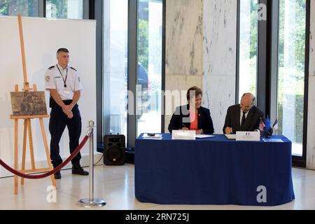 (150813) -- WASHINGTON D.C., 13 agosto 2015 -- il direttore dell'Ufficio immigrazione e delle forze dell'ordine degli Stati Uniti Sarah Saldana (2nd-R) e Frederic Dore, Vice Capo della missione dell'Ambasciata francese, firmano i documenti per il ritorno del dipinto di Pablo Picasso la Coiffeusse , presso l'Ambasciata francese a Washington D.C., negli Stati Uniti, 13 agosto 2015. Gli Stati Uniti di giovedì restituirono alla Francia il dipinto di Picasso rubato da 15 milioni di dollari la Coiffeuse, otto mesi dopo essere stato trovato in un pacchetto FedEx con un prezzo di 37 dollari. ) U.S.-WASHINGTON D.C.-PICASSO-RETURN YINXBOGU PUBLICATI Foto Stock