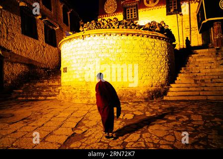 Un monaco cammina al monastero di Drepung a Lhasa, capitale della regione autonoma del Tibet del sud-ovest della Cina, 14 agosto 2015. Più di 200.000 buddisti e altri credenti venerdì hanno affollato Lhasa per l'inizio del tradizionale Shoton Festival. Lo Shoton Festival, noto anche come yogurt Banquet Festival, è un gala di una settimana che si tiene dall'XI secolo. (YL) CHINA-LHASA-SHOTON FESTIVAL (CN) LiuxJinhai PUBLICATIONxNOTxINxCHN un monaco cammina NEL monastero di Drepung a Lhasa capitale della regione autonoma del Tibet del sud-ovest della Cina 14 agosto 2015 più di 200 000 buddisti e altri credenti IL venerdì sono affollati Foto Stock