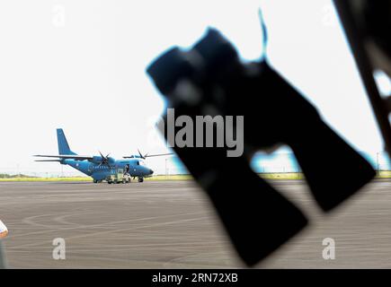 (150814) -- LA REUNION, 14 agosto 2015 -- Un aereo di ricerca CASA che partecipa alla missione di ricerca è visto in un aeroporto di Saint Denis, la Reunion, 14 agosto 2015. L'amministratore di Reunion Island Dominique Sorain ha detto ai media venerdì che la ricerca attiva di altri detriti MH370 continuerà fino a lunedì. Nessun detriti legato all'aereo è stato trovato in mare durante le 35 ore di una ricerca combinata da parte di un aereo di ricerca CASA dell'esercito francese e tre elicotteri, ha detto. ) (Djj) LA REUNION-MH370 DEBRIS-SEARCH PanxSiwei PUBLICATIONxNOTxINxCHN 150814 la Reunion Aug 14 2015 a Casa Search Plane Foto Stock