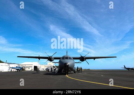 (150814) -- LA REUNION, 14 agosto 2015 -- Un aereo di ricerca CASA che partecipa alla missione di ricerca è visto in un aeroporto di Saint Denis, la Reunion, 14 agosto 2015. L'amministratore di Reunion Island Dominique Sorain ha detto ai media venerdì che la ricerca attiva di altri detriti MH370 continuerà fino a lunedì. Nessun detriti legato all'aereo è stato trovato in mare durante le 35 ore di una ricerca combinata da parte di un aereo di ricerca CASA dell'esercito francese e tre elicotteri, ha detto. ) (Djj) LA REUNION-MH370 DEBRIS-SEARCH PanxSiwei PUBLICATIONxNOTxINxCHN 150814 la Reunion Aug 14 2015 a Casa Search Plane Foto Stock