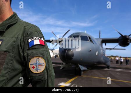 (150814) -- LA REUNION, 14 agosto 2015 -- Un pilota si trova vicino a un aereo di ricerca che partecipa alla missione di ricerca in un aeroporto di Saint Denis, la Reunion, 14 agosto 2015. L'amministratore di Reunion Island Dominique Sorain ha detto ai media venerdì che la ricerca attiva di altri detriti MH370 continuerà fino a lunedì. Nessun detriti legato all'aereo è stato trovato in mare durante le 35 ore di una ricerca combinata da parte di un aereo di ricerca CASA dell'esercito francese e tre elicotteri, ha detto. ) (Djj) LA REUNION-MH370 DEBRIS-SEARCH PanxSiwei PUBLICATIONxNOTxINxCHN 150814 la Reunion Aug 14 2015 a Pilot stan Foto Stock