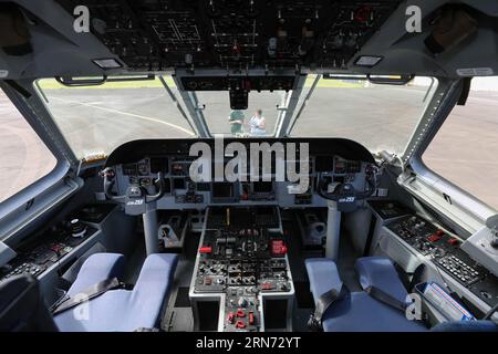 (150814) -- LA REUNION, 14 agosto 2015 -- cabina di pilotaggio di un aereo che partecipa alla missione di ricerca si vede in un aeroporto di Saint Denis, la Reunion, 14 agosto 2015. L'amministratore di Reunion Island Dominique Sorain ha detto ai media venerdì che la ricerca attiva di altri detriti MH370 continuerà fino a lunedì. Nessun detriti legato all'aereo è stato trovato in mare durante le 35 ore di una ricerca combinata da parte di un aereo di ricerca CASA dell'esercito francese e tre elicotteri, ha detto. ) (Djj) LA REUNION-MH370 DEBRIS-SEARCH PanxSiwei PUBLICATIONxNOTxINxCHN 150814 la Reunion Aug 14 2015 Cockpit of to ai Foto Stock