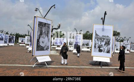 (150815) -- DACCA, 15 agosto 2015 -- il popolo del Bangladesh visita una mostra fotografica storica sul padre fondatore del Bangladesh e primo presidente Sheikh Mujibur Rahman a Dacca, Bangladesh, 15 agosto 2015. La nazione ha commemorato venerdì il 40 ° anniversario della morte del padre fondatore del Bangladesh e primo presidente Sheikh Mujibur Rahman che è stato assassinato il 15 agosto 1975. ) BANGLADESH-DACCA-ANNIVERSARIO DELLA MORTE-PRIMO PRESIDENTE SharifulxIslam PUBLICATIONxNOTxINxCHN 150815 Dacca 15 agosto 2015 celebrità del Bangladesh visitano una mostra fotografica storica SUL padre fondatore e primo del Bangladesh Foto Stock