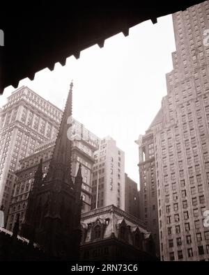 GUGLIA ANNI '1920 DELLA TRINITY CHURCH NEL CENTRO DEGLI EDIFICI DI WALL STREET E BROADWAY NEW YORK CITY NY USA - Q2437 CPC001 HARS CITIES COSTRUISCE NEW YORK CITY FEDELE DETTAGLIO ARCHITETTONICO BROADWAY FAITH BELIEVE QUARTIERE FINANZIARIO BIANCO E NERO GUGLIA VECCHIO STILE TRINITY Foto Stock