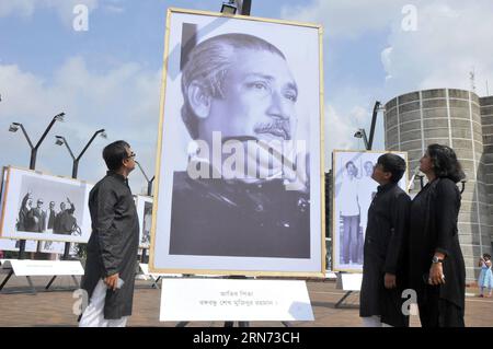 (150815) -- DACCA, 15 agosto 2015 -- il popolo del Bangladesh visita una mostra fotografica storica sul padre fondatore del Bangladesh e primo presidente Sheikh Mujibur Rahman a Dacca, Bangladesh, 15 agosto 2015. La nazione ha commemorato venerdì il 40 ° anniversario della morte del padre fondatore del Bangladesh e primo presidente Sheikh Mujibur Rahman che è stato assassinato il 15 agosto 1975. ) BANGLADESH-DACCA-ANNIVERSARIO DELLA MORTE-PRIMO PRESIDENTE SharifulxIslam PUBLICATIONxNOTxINxCHN 150815 Dacca 15 agosto 2015 celebrità del Bangladesh visitano una mostra fotografica storica SUL padre fondatore e primo del Bangladesh Foto Stock