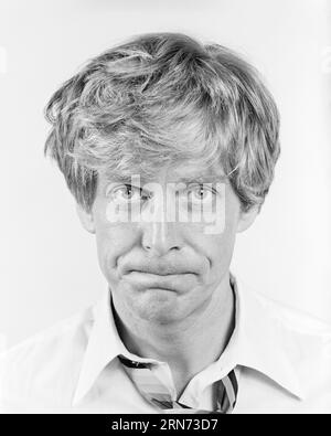 1970s PORTRAIT OF DISHEVELED UNTIDY RUMPLED MAN LOOKING AT CAMERA WITH EXASPERATED EXPRESSION - p8645 HAR001 HARS BUG-EYED HUMOROUS WEIRD HEAD AND SHOULDERS DISTRESSED IRATE MESSY GROTESQUE FED UP ZANY COMICAL UNCONVENTIONAL APPEARANCE COMEDY WACKY DISPLEASURE HOSTILITY IDIOSYNCRATIC TOUSLED WIDE-EYED AMUSING ANNOYANCE DISGRUNTLED ECCENTRIC EXASPERATED IRRITATED MID-ADULT MID-ADULT MAN MUSSED PEEVED UNTIDY BLACK AND WHITE CAUCASIAN ETHNICITY DISHEVELED DISPLEASED ERRATIC HAR001 OLD FASHIONED OUTRAGEOUS RUMPLED WEARY Stock Photo