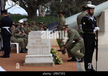 (150815) -- CANBERRA, 15 agosto 2015 -- Un rappresentante dell'Australian Defense Force posa una corona durante il servizio commemorativo in occasione del 70° anniversario della fine della seconda guerra mondiale presso l'Australian War Memorial a Canberra, Australia, 15 agosto 2015. ) AUSTRALIA-CANBERRA-WWII-MEMORIAL JustinxQian PUBLICATIONxNOTxINxCHN 150815 Canberra 15 agosto 2015 un rappresentante della forza di difesa australiana posa una corona durante il servizio commemorativo che segna il 70 ° anniversario della fine del mondo era II ALL'Australian WAS Memorial a Canberra Australia 15 agosto 2015 Australia Canberra WWI Foto Stock