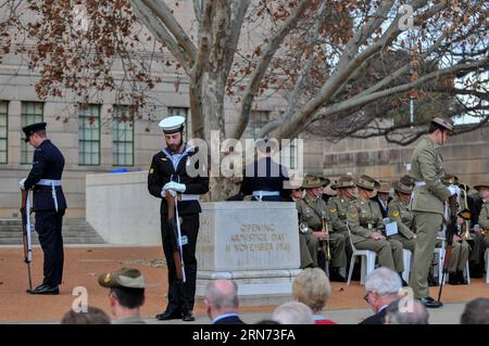 (150815) -- CANBERRA, 15 agosto 2015 -- la gente partecipa alla cerimonia commemorativa che segna il 70° anniversario della fine della seconda guerra mondiale all'Australian War Memorial a Canberra, Australia, 15 agosto 2015. ) AUSTRALIA-CANBERRA-WWII-MEMORIAL JustinxQian PUBLICATIONxNOTxINxCHN 150815 Canberra 15 agosto 2015 celebrità partecipano al servizio commemorativo che segna il 70 ° anniversario della fine del mondo WAS II ALL'Australian WAS Memorial a Canberra Australia 15 agosto 2015 Australia Canberra WWII Memorial JustinxQian PUBLICATIONxNOTxINxCHN Foto Stock