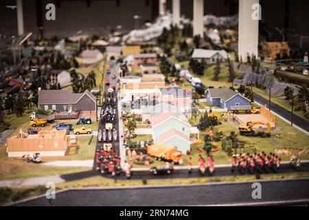 STRASBURG, Pennsylvania, Stati Uniti: Le famiglie e gli appassionati di treni si meravigliano davanti alla mostra dettagliata della ferrovia in miniatura al Choo Choo Barn di Strasburg, Pennsylvania. Conosciuto per i suoi intricati modellini di treni e paesaggi, il Choo Choo Barn offre un'esperienza interattiva ed educativa, che celebra la ricca storia ferroviaria della regione. Foto Stock