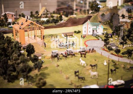 Choo Choo Barn miniature Railroad display Strasburg Pennsylvania // STRASBURG, Pennsylvania, Stati Uniti — famiglie e appassionati di treni si meravigliano davanti alla dettagliata mostra in miniatura della ferrovia presso il Choo Choo Barn di Strasburg, Pennsylvania. Conosciuto per i suoi intricati modellini di treni e paesaggi, il Choo Choo Barn offre un'esperienza interattiva ed educativa, che celebra la ricca storia ferroviaria della regione. Foto Stock