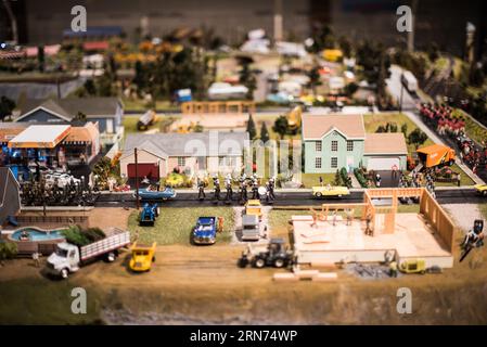 Choo Choo Barn miniature Railroad display Strasburg Pennsylvania // STRASBURG, Pennsylvania, Stati Uniti — famiglie e appassionati di treni si meravigliano davanti alla dettagliata mostra in miniatura della ferrovia presso il Choo Choo Barn di Strasburg, Pennsylvania. Conosciuto per i suoi intricati modellini di treni e paesaggi, il Choo Choo Barn offre un'esperienza interattiva ed educativa, che celebra la ricca storia ferroviaria della regione. Foto Stock