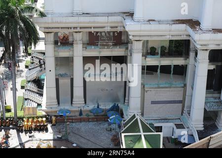 (150818) -- BANGKOK, 18 agosto 2015 -- il vetro è tutto distrutto sul muro dell'Erawan Hotel dopo un'esplosione a Bangkok, Thailandia, 18 agosto 2015. Il bilancio delle vittime nell'esplosione lunedì sera è salito a 20, ha detto il portavoce della polizia Prawut Thawornsiri. ) THAILANDIA-BANGKOK-ESPLOSIONE-AFTERMATH RachenxSageamsak PUBLICATIONxNOTxINxCHN 150818 Bangkok agosto 18 2015 il vetro È tutto distrutto SUL muro dell'hotel Erawan dopo l'esplosione a Bangkok paese tailandese agosto 18 2015 il bilancio delle vittime nel Blast Monday Night è salito a 20 portavoce della polizia ha detto il paese tailandese Bangkok esplosione dopo RachenxSageamsak PU Foto Stock