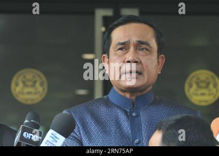 (150818) -- BANGKOK, 18 agosto 2015 -- il primo ministro thailandese Prayuth Chan-ocha parla ai giornalisti presso la camera del governo di Bangkok 18 agosto 2015. Prayuth Chan-ocha martedì ha promesso che le autorità avrebbero rapidamente rintracciato i responsabili dell'attentato al centro di Bangkok, che ha descritto come il peggior attacco del paese. THAILAND-BANGKOK-EXPLOSION-PM RachenxSageamsak PUBLICATIONxNOTxINxCHN 150818 Bangkok 18 agosto 2015 i primi ministri thailandesi Prayuth Chan OCHA parla ai giornalisti PRESSO la camera del governo di Bangkok 18 agosto 2015 Prayuth Chan OCHA martedì ha promesso che le autorità avrebbero Qu Foto Stock