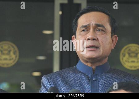 (150818) -- BANGKOK, 18 agosto 2015 -- il primo ministro thailandese Prayuth Chan-ocha parla ai giornalisti presso la camera del governo di Bangkok 18 agosto 2015. Prayuth Chan-ocha martedì ha promesso che le autorità avrebbero rapidamente rintracciato i responsabili dell'attentato al centro di Bangkok, che ha descritto come il peggior attacco del paese. THAILAND-BANGKOK-EXPLOSION-PM RachenxSageamsak PUBLICATIONxNOTxINxCHN 150818 Bangkok 18 agosto 2015 i primi ministri thailandesi Prayuth Chan OCHA parla ai giornalisti PRESSO la camera del governo di Bangkok 18 agosto 2015 Prayuth Chan OCHA martedì ha promesso che le autorità avrebbero Qu Foto Stock