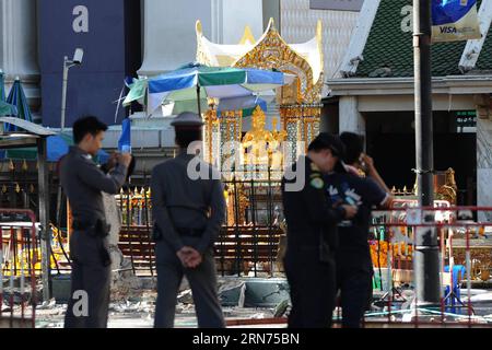 (150818) -- BANGKOK, 18 agosto 2015 -- gli investigatori della polizia lavorano nel sito dell'esplosione al Santuario Erawan di Bangkok, Thailandia, 18 agosto 2015. Il bilancio delle vittime nell'esplosione lunedì sera è salito a 20, ha detto il portavoce della polizia Prawut Thawornsiri. ) TAILANDIA-BANGKOK-ESPLOSIONE-AFTERMATH RachenxSageamsak PUBLICATIONxNOTxINxCHN 150818 Bangkok 18 agosto 2015 investigatori di polizia lavorano PRESSO il sito di esplosione PRESSO il Santuario di Erawan a Bangkok paese thailandese 18 agosto 2015 il bilancio delle vittime nel Blast Monday Night è salito a 20 portavoce della polizia ha detto che il paese tailandese Bangkok esplosione Aftermath RachenxSageamsak PUBL Foto Stock