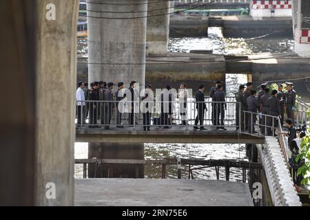 (150818) -- BANGKOK, 18 agosto 2015 -- agenti di polizia indagano sul sito dell'esplosione in un molo del fiume Chao Phraya a Bangkok, Thailandia, il 18 agosto 2015. Non sono state segnalate vittime. ) THAILAND-BANGKOK-WHARF EXPLOSION LixMangmang PUBLICATIONxNOTxINxCHN 150818 Bangkok 18 agosto 2015 agenti di polizia indagano sul sito di esplosione A un molo del fiume Chao Phraya a Bangkok paese tailandese IL 18 agosto 2015 Nessuna vittima è stata segnalata paese tailandese Bangkok Wharf Explosion LixMangmang PUBLICATIONxNOTxINxCHN Foto Stock