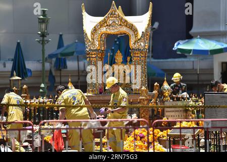 (150818) -- BANGKOK, 18 agosto 2015 -- i membri del personale puliscono il sito dell'esplosione presso il Santuario Erawan a Bangkok, Thailandia, 18 agosto 2015. Il bilancio delle vittime nell'esplosione lunedì sera è salito a 20, ha detto il portavoce della polizia Prawut Thawornsiri. Quattro cittadini cinesi, tra cui due della regione amministrativa speciale di Hong Kong, sono stati confermati uccisi in un'esplosione di Bangkok lunedì sera, l'ambasciata cinese in Thailandia ha detto martedì. ) THAILANDIA-BANGKOK-EXPLOSION-AFTERMATH LixMangmang PUBLICATIONxNOTxINxCHN 150818 Bangkok 18 agosto 2015 membri del personale puliscono il sito dell'esplosione PRESSO il Santuario di Erawan i. Foto Stock