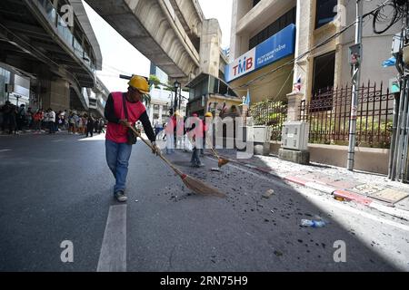 (150818) -- BANGKOK, 18 agosto 2015 -- i membri del personale puliscono il sito dell'esplosione presso il Santuario Erawan a Bangkok, Thailandia, 18 agosto 2015. Il bilancio delle vittime nell'esplosione lunedì sera è salito a 20, ha detto il portavoce della polizia Prawut Thawornsiri. Quattro cittadini cinesi, tra cui due della regione amministrativa speciale di Hong Kong, sono stati confermati uccisi in un'esplosione di Bangkok lunedì sera, l'ambasciata cinese in Thailandia ha detto martedì. ) THAILANDIA-BANGKOK-EXPLOSION-AFTERMATH LixMangmang PUBLICATIONxNOTxINxCHN 150818 Bangkok 18 agosto 2015 membri del personale puliscono il sito dell'esplosione PRESSO il Santuario di Erawan i. Foto Stock