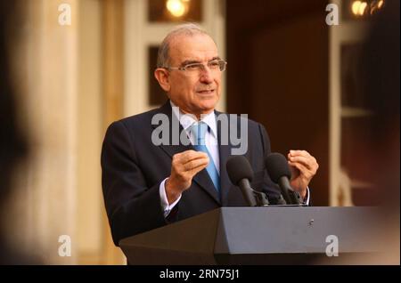 BOGOTÀ, 18 agosto 2015 - Humberto de la Calle, capo della delegazione del governo colombiano nei colloqui di pace con le forze rivoluzionarie armate della Colombia (FARC), parla in una conferenza stampa a Casa de marino a Bogotà, capitale della Colombia, il 18 agosto 2015. Il negoziatore capo del governo Humberto de la Calle ha cercato di spiegare la proposta lanciata due settimane fa dal presidente colombiano Juan Manuel Santos, secondo le informazioni della stampa locale. ) (jg) COLOMBIA-BOGOTÀ--POLITICA-CONFERENZA STAMPA NelsonxCardenas PUBLICATIONxNOTxINxCHN Bogotà 18 agosto 2015 Humberto de la Calle Foto Stock