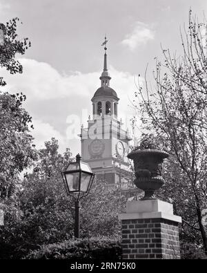 ANNI '1970 L'OROLOGIO E LA TORRE CAMPANARIA IN CIMA ALLA GUGLIA DELL'INDIPENDENZA HALL PHILADELPHIA PA USA - P7706 HAR001 HARS KEYSTONE STATE BUILDING RIVOLTA GUERRA RIVOLUZIONARIA AMERICANA PARCO NAZIONALE COLONIE ANNI '1770 NATIONAL PARK SERVIZIO IN BIANCO E NERO CITTÀ DELL'AMORE FRATERNO CONGRESSO CONTINENTALE HAR001 VECCHIO STILE Foto Stock