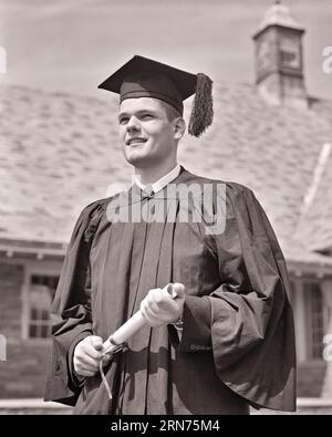 1950s MALE GRADUATE HIGHER EDUCATION HOLDING DIPLOMA WEARING CAP AND GOWN LOOKING TO FUTURE - s9159 HAR001 HARS SATISFACTION CELEBRATION READY DIPLOMA HEALTHINESS COPY SPACE HALF-LENGTH PERSONS INSPIRATION MALES TEENAGE BOY GRADUATING CONFIDENCE EXPRESSIONS B&W GOALS SUCCESS DREAMS HAPPINESS CHEERFUL UNIVERSITIES AND KNOWLEDGE LOW ANGLE PRIDE OPPORTUNITY TO ANTICIPATION HIGH SCHOOL SMILES HIGH SCHOOLS HIGHER EDUCATION JOYFUL TEENAGED COLLEGES MORTARBOARD YOUNG ADULT MAN BLACK AND WHITE CAP AND GOWN CAUCASIAN ETHNICITY HAR001 OLD FASHIONED Stock Photo