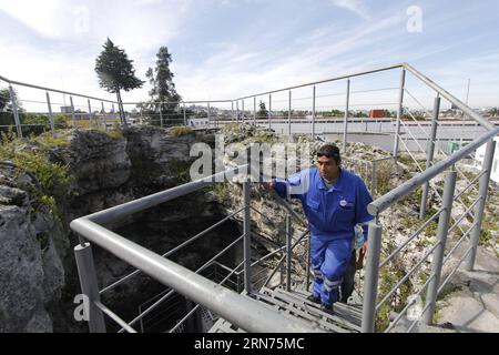 (150819) -- PUEBLA, 18 agosto 2015 -- Una persona esce dal cratere del vulcano Cuexcomate nella città di la Libertad, nella città di Puebla, capitale dello stato di Puebla, Messico, il 18 agosto 2015. Secondo la stampa locale, il vulcano Cuexcomate, il cui nome deriva dalla parola nahuatl cuexcomatl che significa vaso di argilla o luogo da tenere , è conosciuto come il più piccolo vulcano del mondo. Infatti, non è un vulcano, ma una formazione causata centinaia di anni fa da un flusso di acqua solforata di idrogeno a seguito di un'eruzione del vulcano Popocatepetl. Cuexcomate ha un'altezza di 13 metri, un diametro che varia da 8 metri Foto Stock