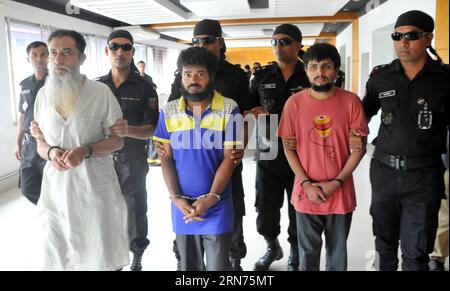 (150818) -- DACCA, 18 agosto 2015 -- tre sospettati di un caso di omicidio di blogger del Bangladesh sono arrestati dal Rapid Action Battalion (RAB) a Dacca, capitale del Bangladesh, il 18 agosto 2015. Tre sospettati, tra cui un cittadino britannico di un gruppo islamico fuorilegge, l'Ansarullah Bangla Team, sono stati arrestati in relazione all'omicidio di due blogger bengalesi, Abhijit Roy e Ananta Bijoy. BANGLADESH-DHAKA-BLOGGER-MURDER-SUSPECTS-ARREST SharifulxIslam PUBLICATIONxNOTxINxCHN 150818 Dhaka Aug 18 2015 tre sospettati di un caso di omicidio di blogger del Bangladesh sono arrestati dal Rapid Action Battal Foto Stock