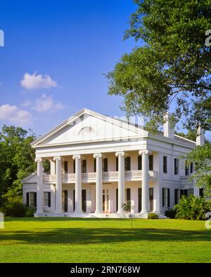 CASA PIANTAGIONE DI CANNA DA ZUCCHERO DEGLI ANNI '1990 MADEWOOD PIANTAGIONE COSTRUITA 1846 ARCHITETTURA IN STILE REVIVAL GRECO NAPOLEONVILLE LOUISIANA USA - KR81534 GRD001 HARS SOUTHERN PEDIMENT EX ELEGANTE DETTAGLIO ARCHITETTONICO DI RINASCITA COSTRUITO COLONNE IONICHE SIMBOLO STORICO NAZIONALE PIANTAGIONE 1846 ANTEBELLUM PROFONDO SUD VECCHIO STILE Foto Stock