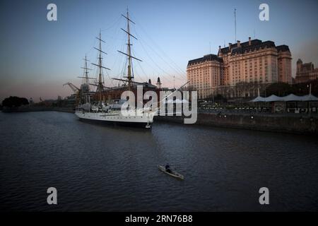 BUENOS AIRES -- immagine scattata il 29 giugno 2011 mostra un uomo che pratica il canottaggio a Puerto Madero nella città di Buenos Aires, capitale dell'Argentina. Buenos Aires, la capitale dell'Argentina, è stata scelta come la migliore città per vivere in America Latina, secondo una classifica preparata dall'Economist Intelligence Unit, della rivista britannica The Economist. Secondo la stampa locale, in questa classifica Buenos Aires occupa la posizione 62 tra 140 città. ) (fnc) ARGENTINA-BUENOS AIRES-SOCIETY-CITY-FEATURE ElianaxAponte PUBLICATIONxNOTxINxCHN Buenos Aires immagine scattata IL 29 2011 giugno mostra un uomo che pratica canottaggio Foto Stock