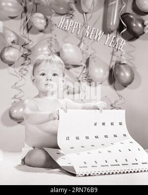 CAPODANNO ANNI '1960 BAMBINO BIONDO CHE GUARDA LA MACCHINA FOTOGRAFICA SEDUTO TENENDO IL CALENDARIO - N2386 HAR001 HARS NEONATI FESTEGGIAMENTI PER LO STILE DI VITA STREAMERS STUDIO SHOT CAMBIA CASA VITA SPAZIO COPIA PERSONE A LUNGHEZZA INTERA PANNOLINO B&N CONTATTO CON GLI OCCHI FESTEGGIA LA FELICITÀ FELICE ANNO NUOVO PANNOLINI DI CAPODANNO OPPORTUNITÀ DI CRESCITA CONCETTUALE ELEGANTE GIOVANILE NEONATA IN BIANCO E NERO ETNIA CAUCASICA HAR001 1 GENNAIO ANNO NUOVO, VECCHIO STILE Foto Stock