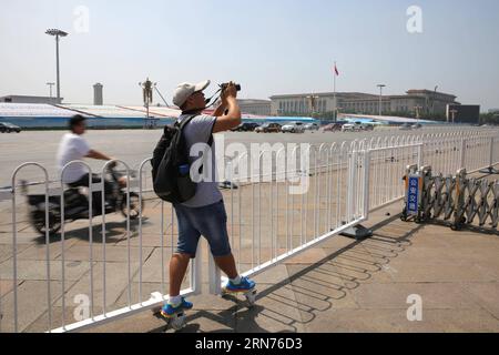 (150820) -- PECHINO, 20 agosto 2015 -- Una persona scatta foto dello stand di osservazione presso la piazza Tian anmen a Pechino, capitale della Cina, 20 agosto 2015. ) (Zkr) CHINA-BEIJING-PARTERRE(CN) YinxGang PUBLICATIONxNOTxINxCHN 150820 Beijing Aug 20 2015 una persona scatta foto dello stand di OSSERVAZIONE PRESSO la piazza Tian anmen a Pechino capitale della Cina Aug 20 2015 CCR China Beijing Parterre CN YinxGang PUBLICATIONxNOTxINxCHN Foto Stock