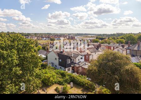 Una vista dal punto più alto di Rowhedge, dal tetto della chiesa del villaggio, attraverso il fiume Colne a Wivenhoe e oltre ad Alresford Creek. Foto Stock