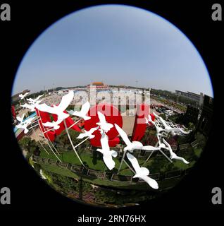 (150820) -- PECHINO, 20 agosto 2015 -- foto scattata il 20 agosto 2015 mostra i modelli di colomba che volano sopra un parterre con il modello della grande Muraglia nella piazza Tian anmen a Pechino, capitale della Cina. ) (Zkr) CHINA-BEIJING-PARTERRE(CN) YinxGang PUBLICATIONxNOTxINxCHN 150820 Beijing Aug 20 2015 foto scattata IL 20 agosto 2015 mostra i modelli dove che volano sopra un Parterre con il modello della grande Muraglia IN Piazza Tian anmen a Pechino capitale della Cina CCR China Beijing Parterre CN YinxGang PUBLICATIONxNOTxINxCHN Foto Stock