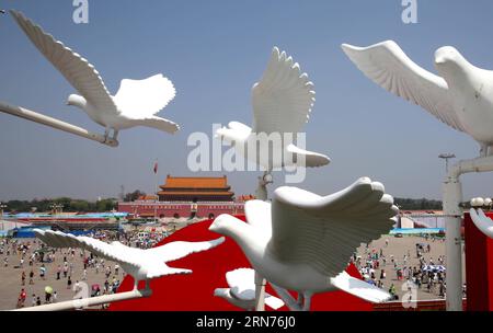 (150820) -- PECHINO, 20 agosto 2015 -- foto scattata il 20 agosto 2015 mostra i modelli di colomba che volano sopra un parterre con il modello della grande Muraglia nella piazza Tian anmen a Pechino, capitale della Cina. ) (Zkr) CHINA-BEIJING-PARTERRE(CN) YinxGang PUBLICATIONxNOTxINxCHN 150820 Beijing Aug 20 2015 foto scattata IL 20 agosto 2015 mostra i modelli dove che volano sopra un Parterre con il modello della grande Muraglia IN Piazza Tian anmen a Pechino capitale della Cina CCR China Beijing Parterre CN YinxGang PUBLICATIONxNOTxINxCHN Foto Stock