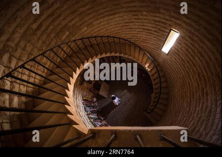 AKTUELLES ZEITGESCHEHEN Kriegsmuseum in El-Alamein (150822) -- EL ALAMEIN, 22 agosto 2015 -- Abdel-Moneim Abdel-Raouf, guardia del cimitero tedesco, si trova all'interno della sala dedicata al generale tedesco Erwin Rommel nel cimitero dove circa 4.200 soldati tedeschi furono sepolti nella città di El Alamein, nella provincia di Matrouh, costa nord dell'Egitto, il 19 agosto 2015. La battaglia di El Alamein, lanciata dal 23 ottobre al 4 novembre 1942, fu un punto di svolta durante la seconda guerra mondiale dove le forze alleate guidate dal comandante britannico Bernard Law Montgomery sconfissero le forze italo-tedesche dell'asse guidate da Desert Fox G. Foto Stock