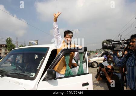 (150822) -- SRINAGAR, 22 agosto 2015 -- il leader separatista senior del Kashmir Shabir Ahmad Shah si rivolge ai suoi sostenitori mentre lascia la sua residenza per nuova Delhi per partecipare a un incontro con Sartaj Aziz, consigliere per la sicurezza nazionale pakistana, a Srinagar, capitale estiva del Kashmir controllato dagli indiani, 22 agosto 2015. Il Pakistan ha invitato i separatisti del Kashmir controllato dagli indiani a un incontro con Aziz alla sua alta commissione a nuova Delhi. Aziz è previsto un viaggio in India il 23 agosto per due giorni di colloqui con la sua controparte indiana su questioni legate al terrorismo. ) KASHMIR-SRINAGAR-PAKISTAN-SHABIR AHMAD SHAH J. Foto Stock