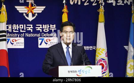 (150824) -- SEOUL, 24 agosto 2015 -- il portavoce del Ministero della difesa della Corea del Sud Kim min-seok parla durante una conferenza stampa a Seoul, Corea del Sud, 24 agosto 2015. Kim min-seok ha detto ai media che la Corea del Sud e gli Stati Uniti hanno continuato a guardare da vicino la situazione di crisi della penisola coreana, e stavano rivedendo in modo flessibile i tempi di dispiegamento delle risorse militari strategiche degli Stati Uniti. ) COREA DEL SUD-SEOUL-RPDC-TENSION-DEFENCE MINISTRY SeongbinxKang PUBLICATIONxNOTxINxCHN 150824 Seoul Aug 24 2015 il portavoce del Ministero della difesa della Corea del Sud Kim min Seok parla durante un briefing stampa a Seoul Sud Foto Stock