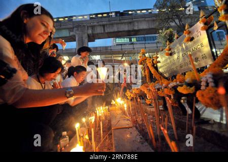 (150824) -- BANGKOK, 24 agosto 2015 -- la gente accende le candele al Santuario di Erawan per le vittime dell'attentato del 17 agosto a Bangkok, Thailandia, 24 agosto 2015. Il governo thailandese lunedì ha inviato un messaggio di fiducia, assicurando ai cittadini thailandesi e alla comunità internazionale il suo impegno per la sicurezza in Thailandia, sulla scia di un attentato mortale della scorsa settimana. ) (Zjy) TAILANDIA-BANGKOK-ERAWAN SHRINE-PREGHIERA RachenxSageamsak PUBLICATIONxNOTxINxCHN 150824 Bangkok 24 agosto 2015 celebrità candele luminose AL Santuario di Erawan per le vittime dell'attentato del 17 agosto a Bangkok paese tailandese 24 agosto 2015 T. Foto Stock